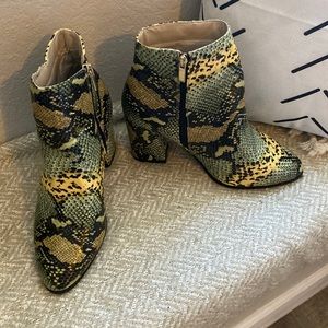 Statement making snake 🐍 skin boots! - Buy one get one free!